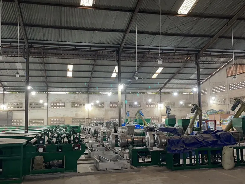 Barisan mesin ekstruder produksi benang HDPE di pabrik Yo Tarpaulin