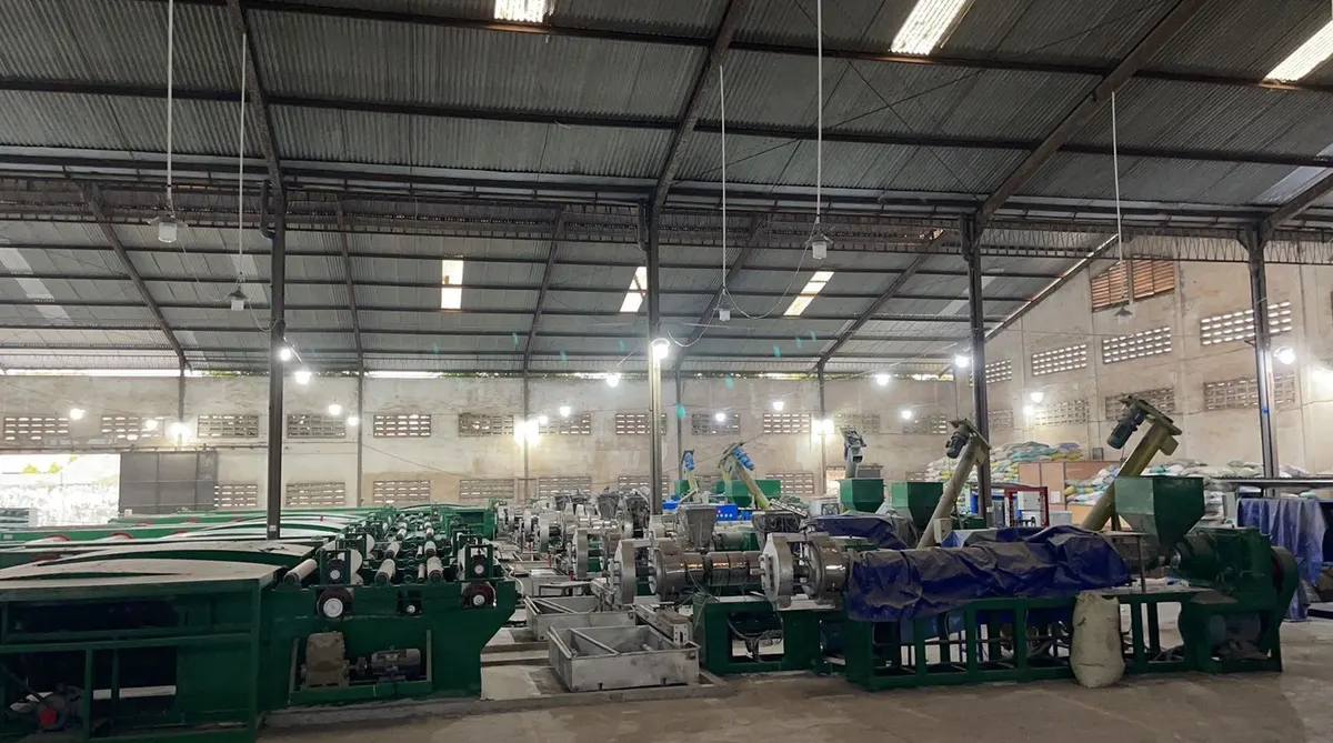 Panorama hall produksi terpal Yo Tarpaulin dengan barisan mesin ekstruder