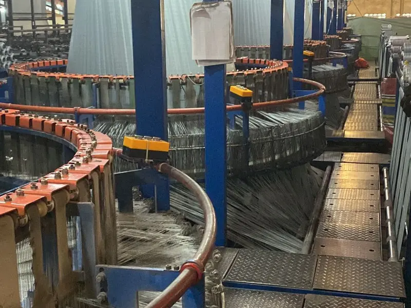 Mesin loom sirkular menenun jaring HDPE di pabrik Yo Tarpaulin