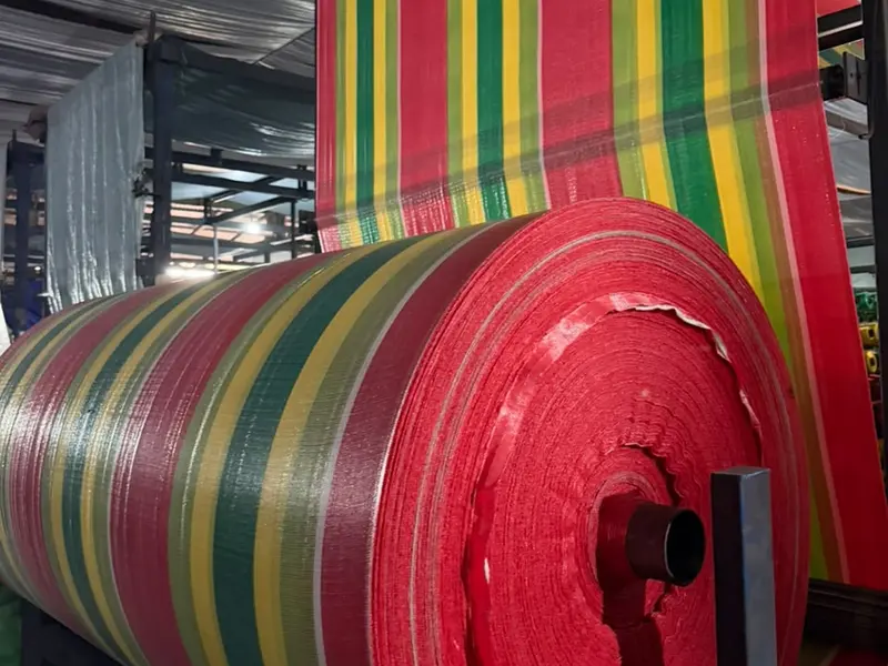 Roll terpal salur pelangi merah-kuning-hijau produksi Yo Tarpaulin