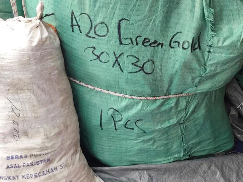 Karung besar stok terpal grosir YO Tarpaulin dengan label ukuran 30x30 tertulis jelas